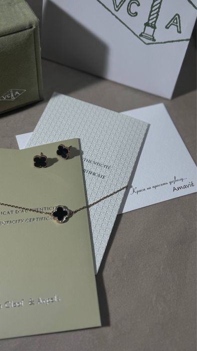 Елегантний комплект у стилі Van Cleef з чорним клевером