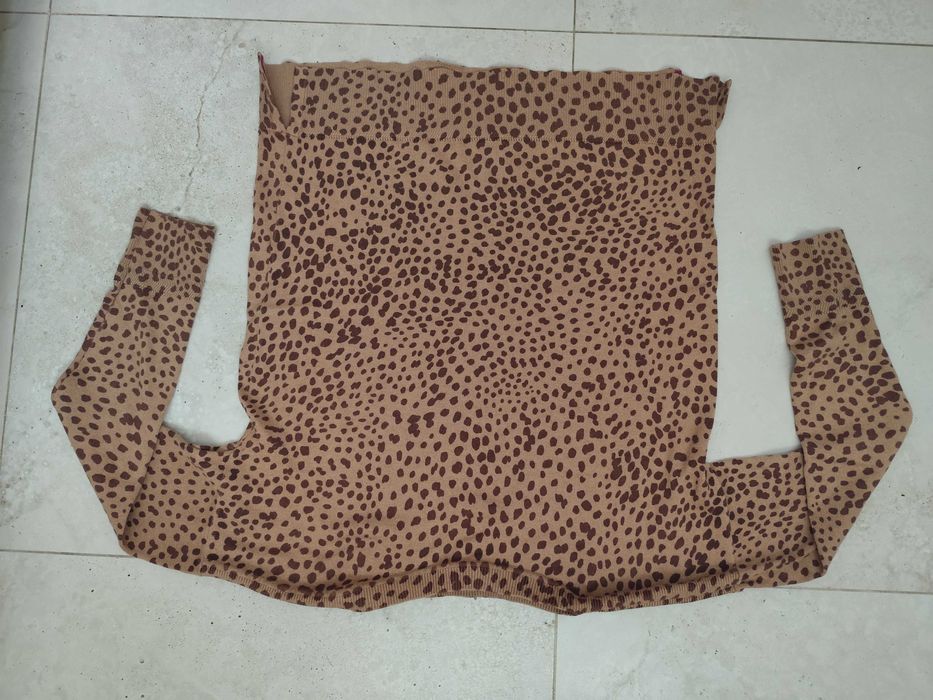 Brązowy sweter w panterkę