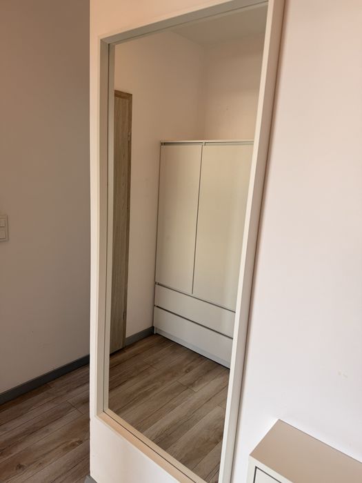 Duże lustro IKEA w białej ramie / Lustro ścienne do przedpokoju