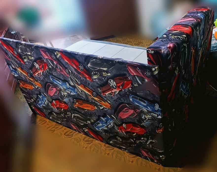 Кровать ,диванчик.