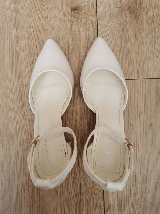 Buty ślubne na słupku lakierowane