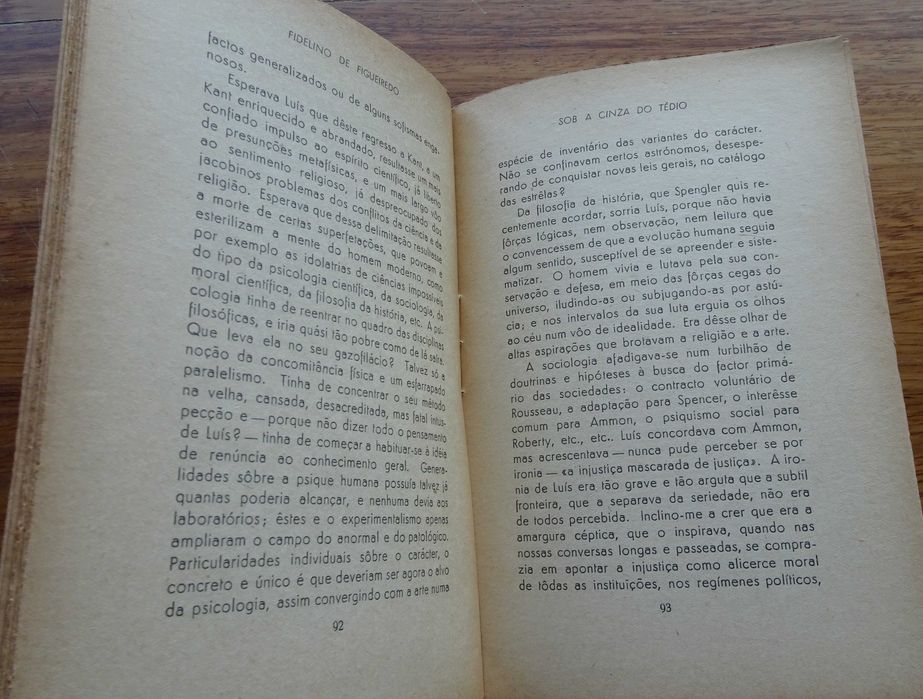 Sob A Cinza do Tédio de Fidelino de Figueiredo - 1ª Edição 1944