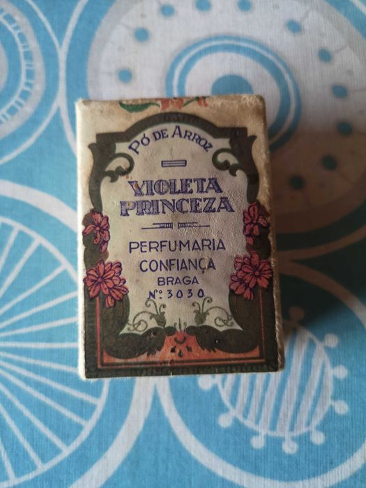 Caixinha cheia de pó de arroz muito antiga