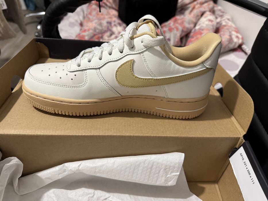 Продам женские кросовки Nike Air Force 1 ’07