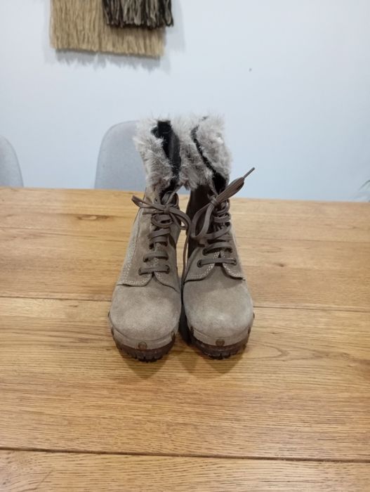 Botas cremes com pêlo. Tamanho 36.