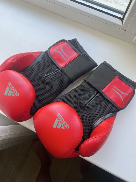 Боксерские перчатки Adidas 12oz.