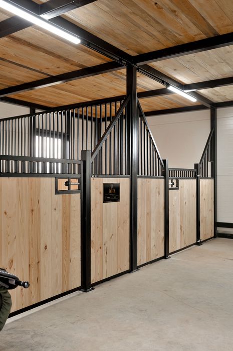 Boks dla konia, front boksu do stajni, boksy dla koni, stajnia fasada