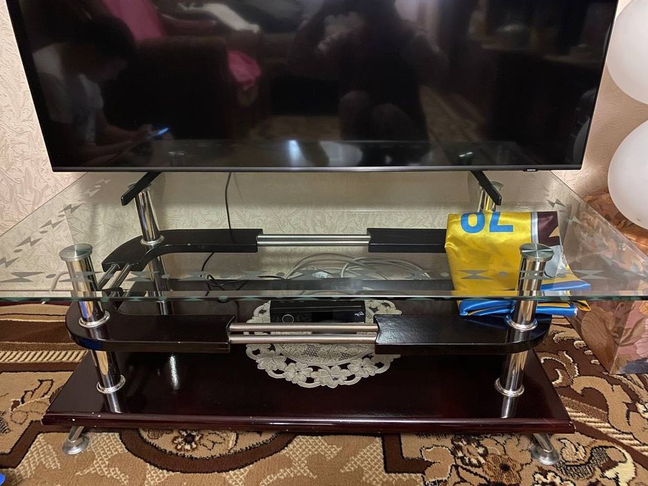 Скляний журнальний стіл