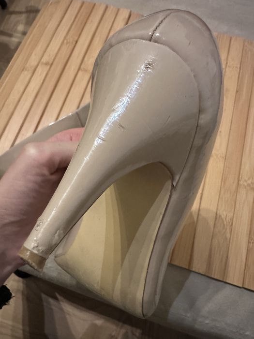 Lakierowane szpilki Reserved, kolor beżowy / nude, rozmiar 40