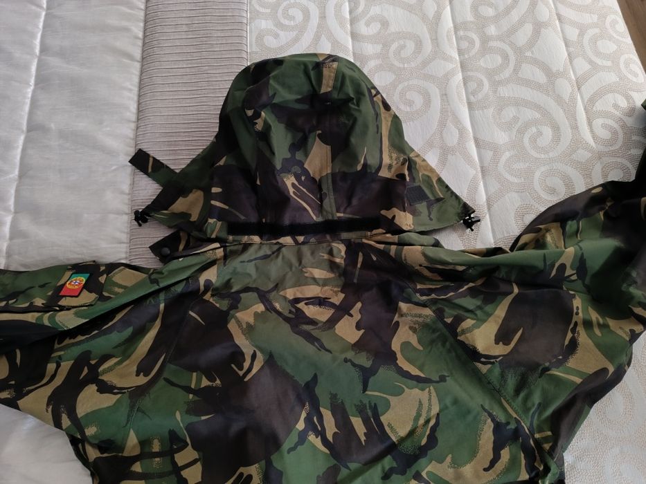 Casaco impermeável camuflado