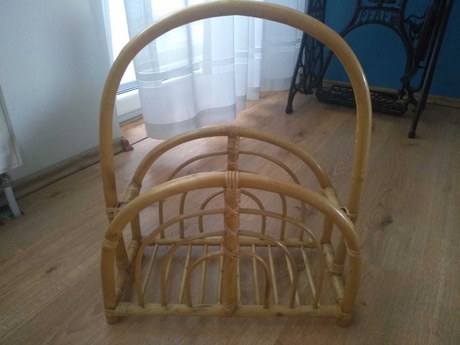 Sprzedam rattanowy gazetownik