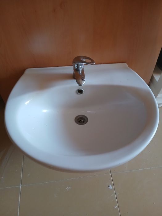 Lavatório e misturadora da roca