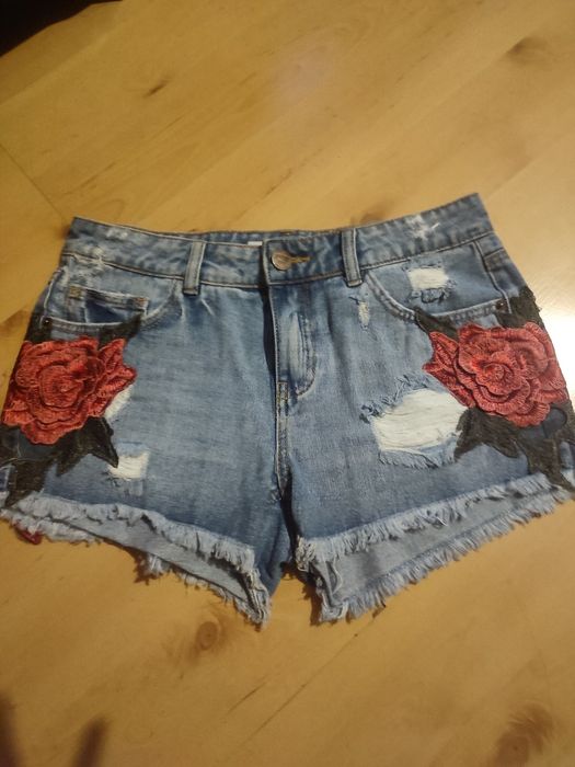 Piękne szorty z haftem róża