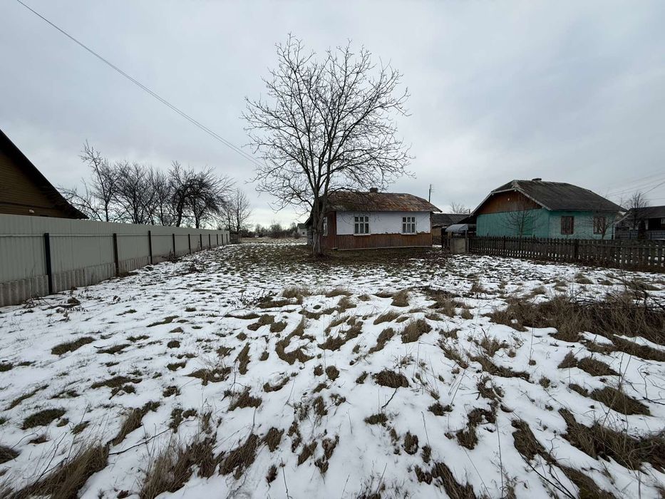 Будинок із земельною ділянкою. Старий будинок під реконструкцію.