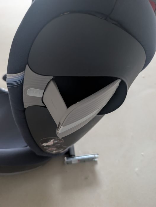 Cadeira auto infantil CYBEX com sistema ISOFIX e proteção contra impactos laterais.