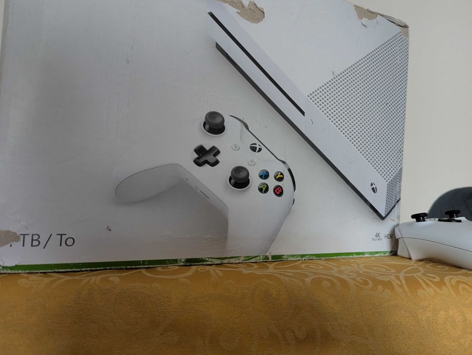 Xbox One S com Caixa, 1 TB