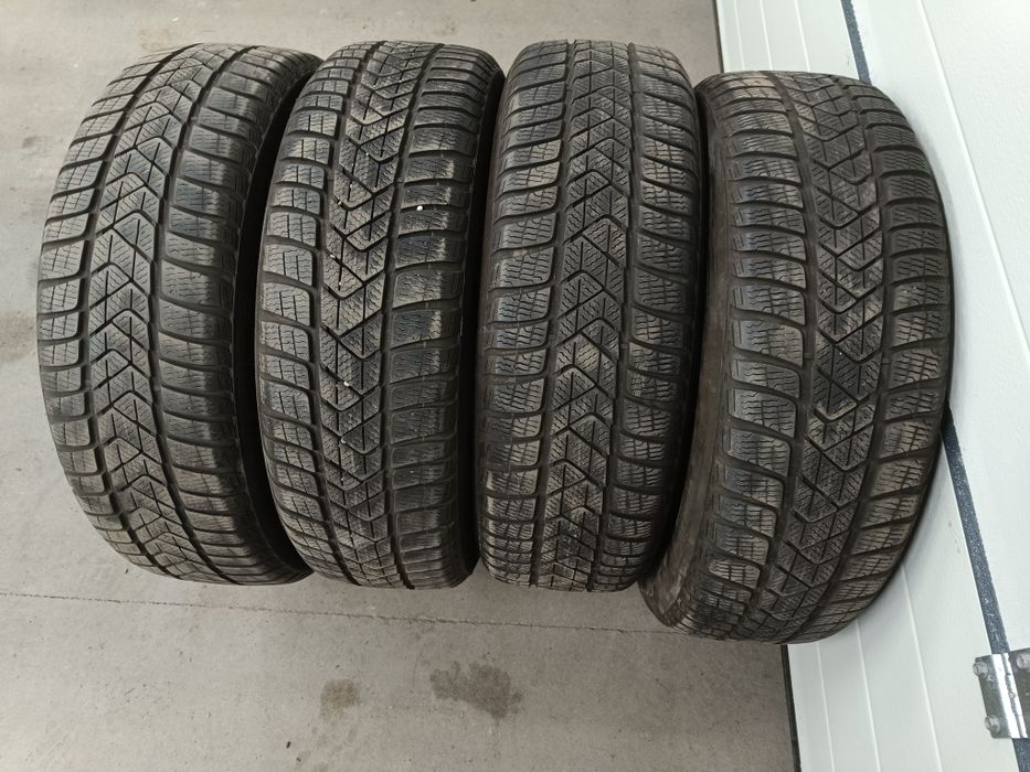 Opony zimowe Pirelli Sottozero 3. 215/65/R17  2023 rok