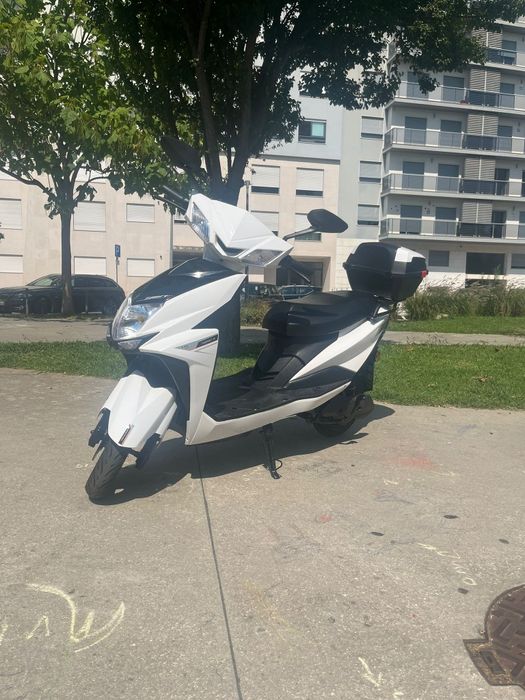 Scooter Lítio (Sem Carta):  Entrega 0€ + Capacete 0€