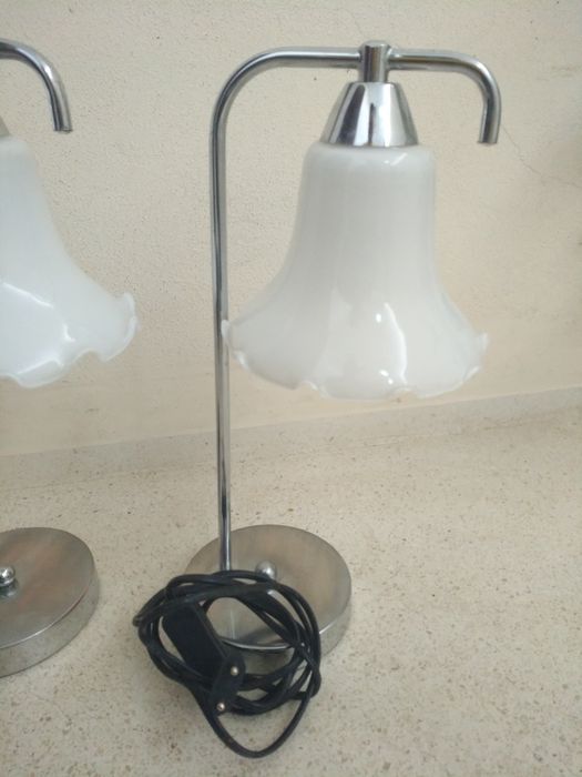 Par de candeeiros de mesinha, estrutura metálica com tulipa em vidro