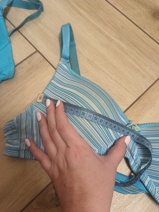 Dwa damskie niebieskie biustonosze mały rozmiar