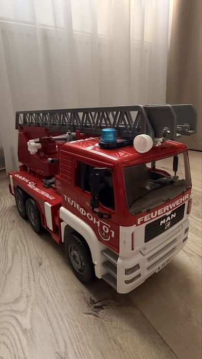 Пожежна машина з драбиною  BRUDER