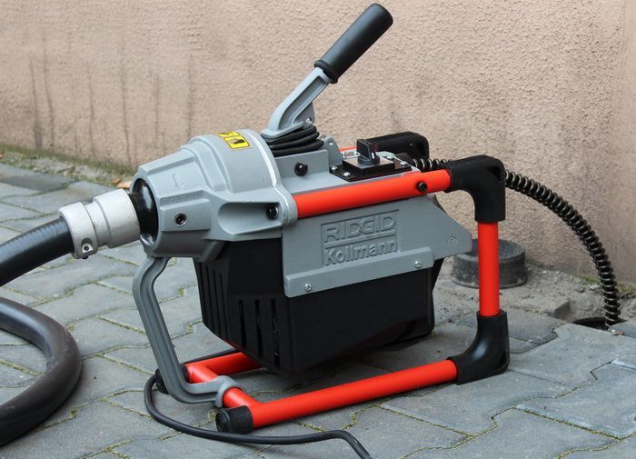 Mechaniczne przepychanie i czyszczenie kanalizacji .