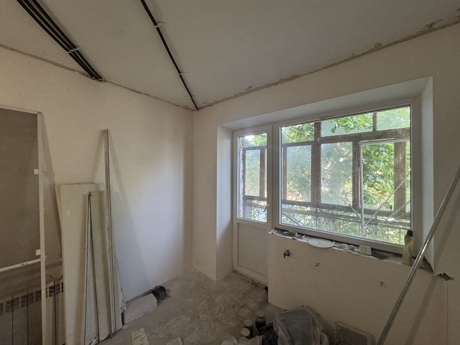 Продаю 1 квартиру на Космонавтов ( ост Расвет)и1