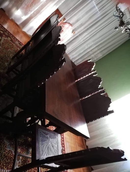 Mesa com 8 cadeiras em madeira maciça