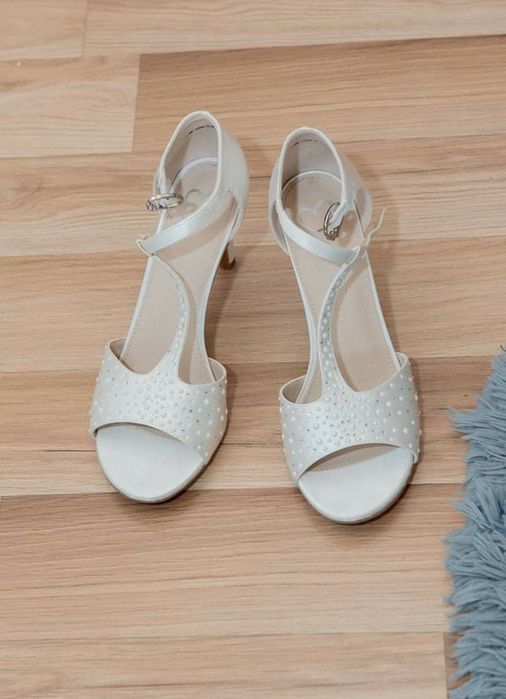 Suknia slubna snieznobiala