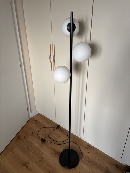 Lampa stojąca czarna białe kule