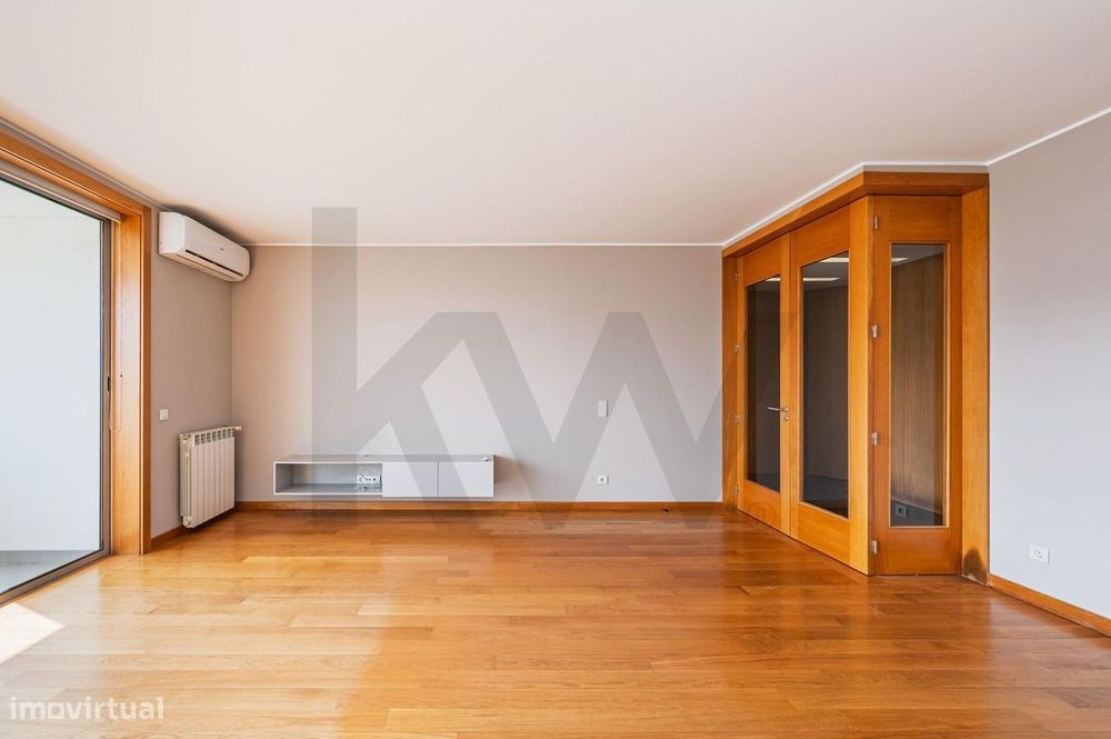 Apartamento T2 para arrendamento, com varanda e garagem e vistas desaf