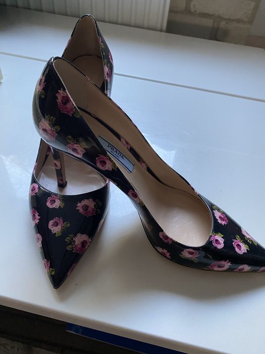PRADA шікарні туфлі з квітковим принтом. Лаковані.