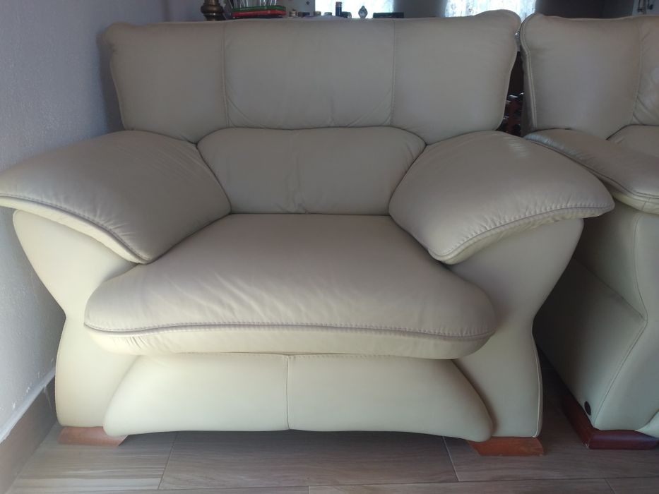 Conjunto de 3 sofas em pele em perfeito estado
