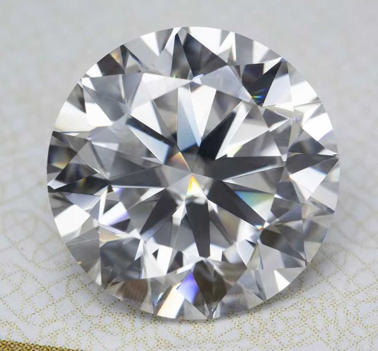 Moissanit 8mm (2ct) idealny zamiennik diamentu