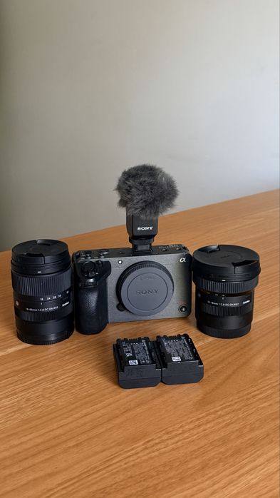 Sony FX30 com Lentes Sigma, Microfone e Baterias