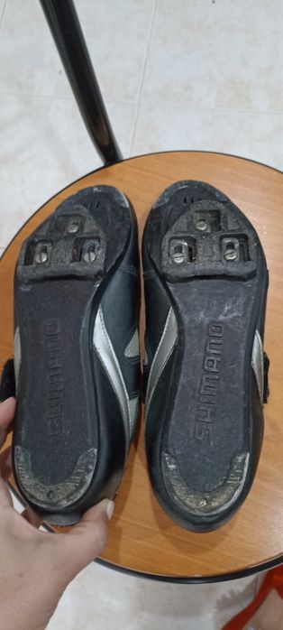 Sapatos de homem e sapatilhas para bicicleta