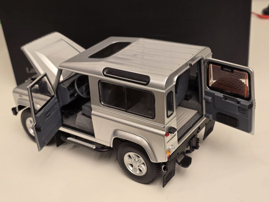 KYOSHO Land Rover Defender 90 Skala 1:18