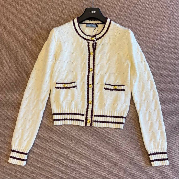 Nowy modny sweter