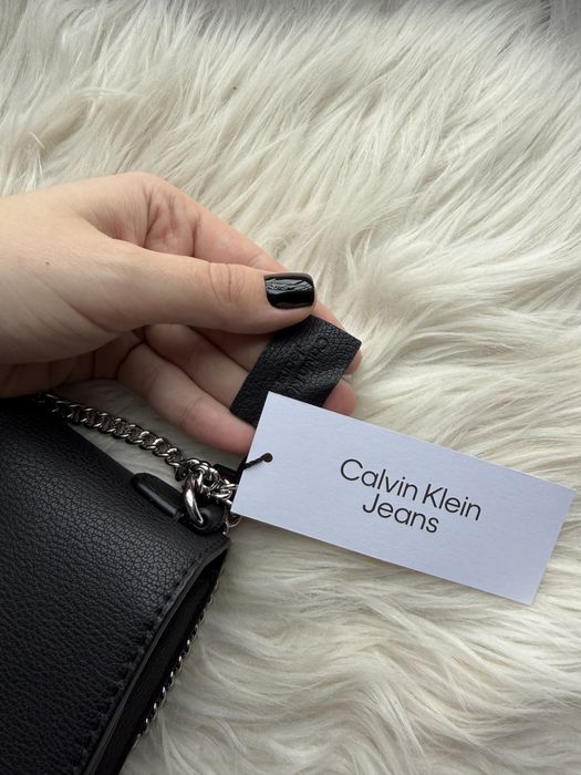 Сумка шкіряна Calvin Klein на ланцюжку