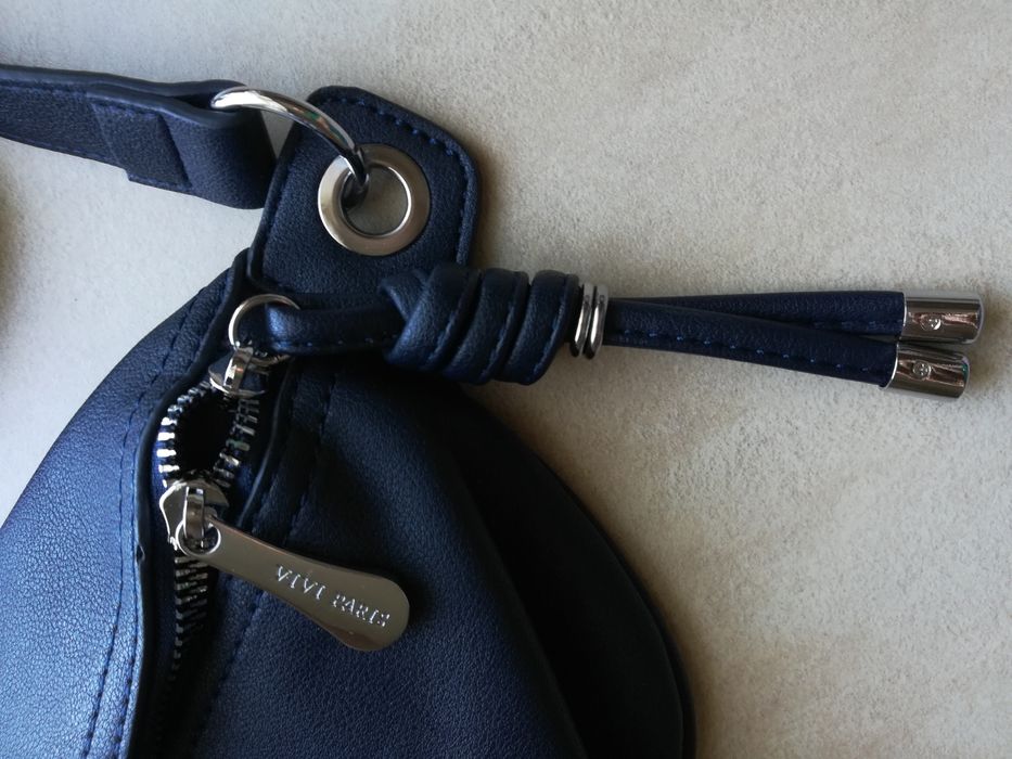 Torebka nerka z regulowanym paskiem