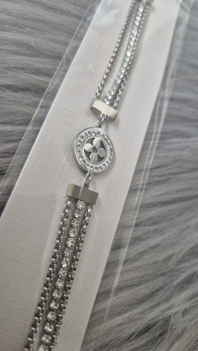 Pulseira prateada em aço com brilhantes