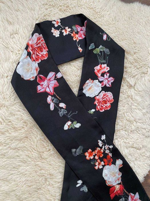 Нова стрічка твіллі із шикарним квітковим мотивом, 100% шовк, Італія