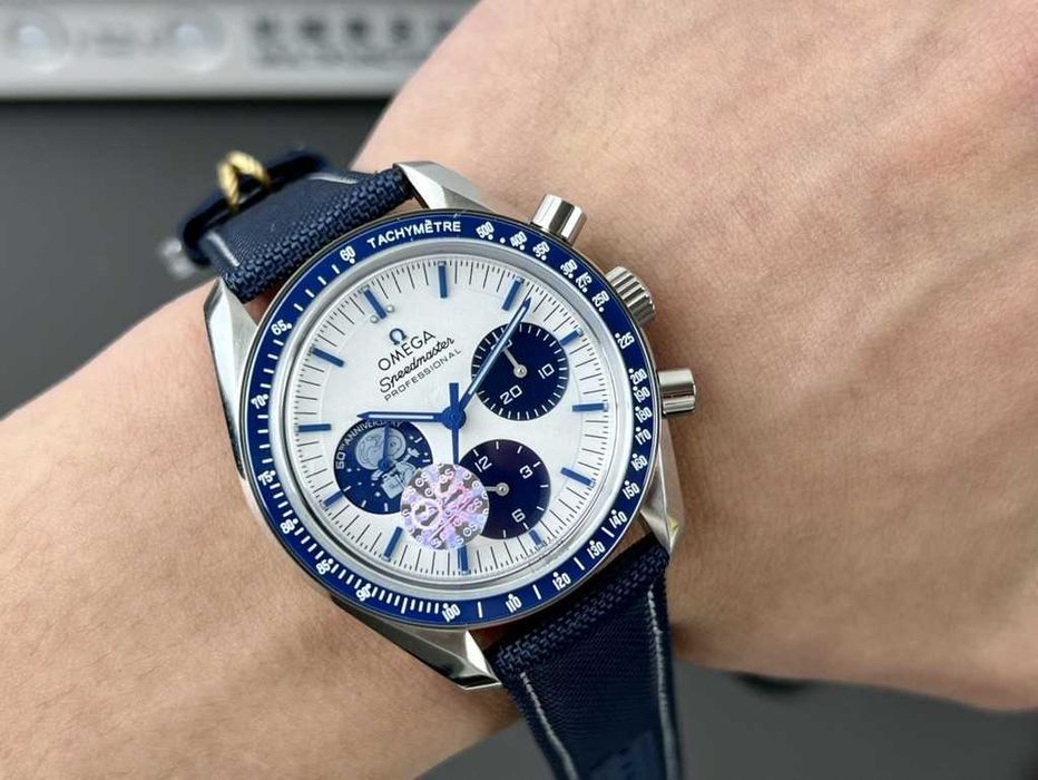 Годинник кварцовий Omega Speedmaster "Snoopy blue Award" 50th Anniversary features a 42mm