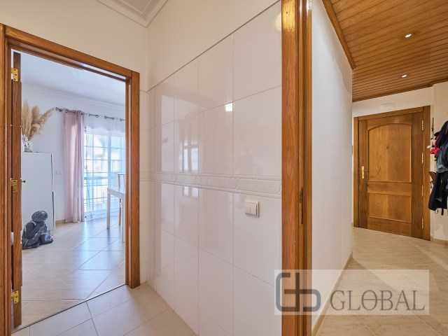 T3 Duplex com Suíte, Varanda e Parqueamento — Excelente Localização
