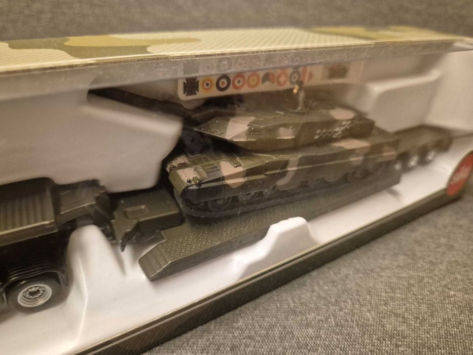 Siku Super S8317 Ciężarówka z czołgiem 1:87.