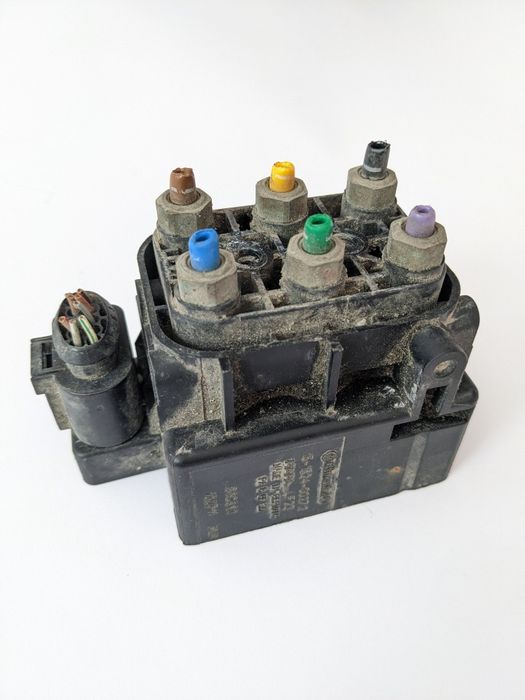 Блок клапанів компресора пневмопідвіски Tesla Model S