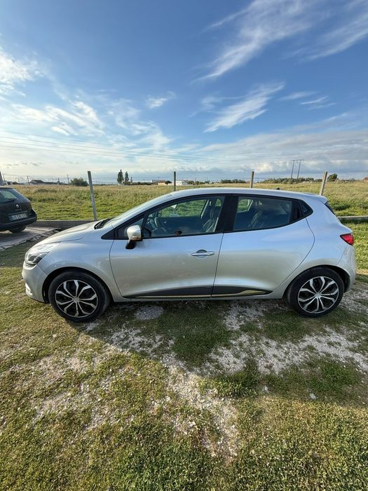 Vendo Renault Clio 2018
Gasóleo 
Revisão feita
Pneus Novos
Kilometros 232.000
Valor: 7.000€