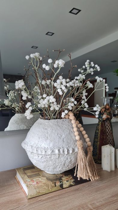 Jarra artesanal com arranjo floral