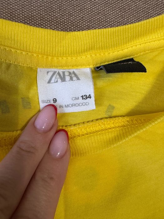 Яскрава футболка