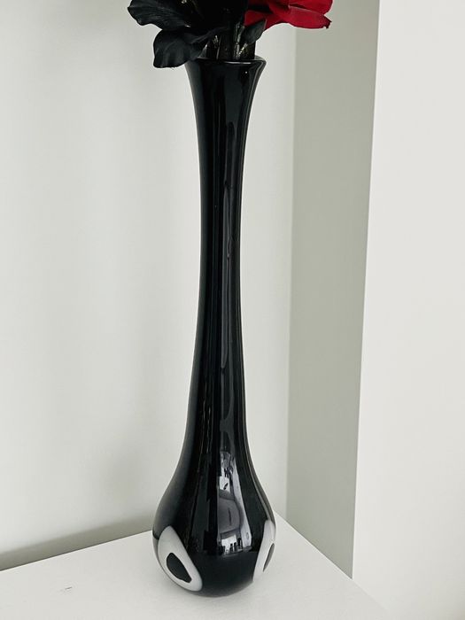 Jarra decorativa preta com flores pretas e vermelhas